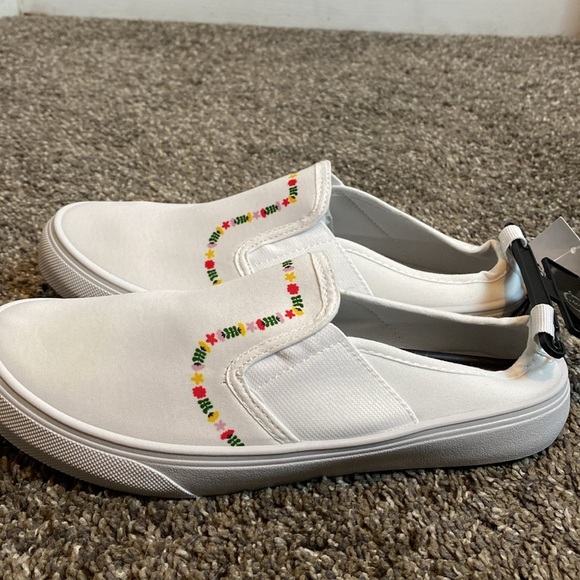 Sole Mates White Slip On Shoes w Design Sz 8 NWT - Picture 4 of 4